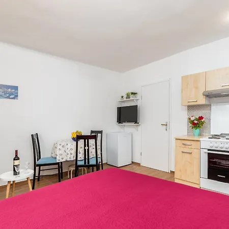 Appartement With Parking Space Valbandon, - 23659 Fažana